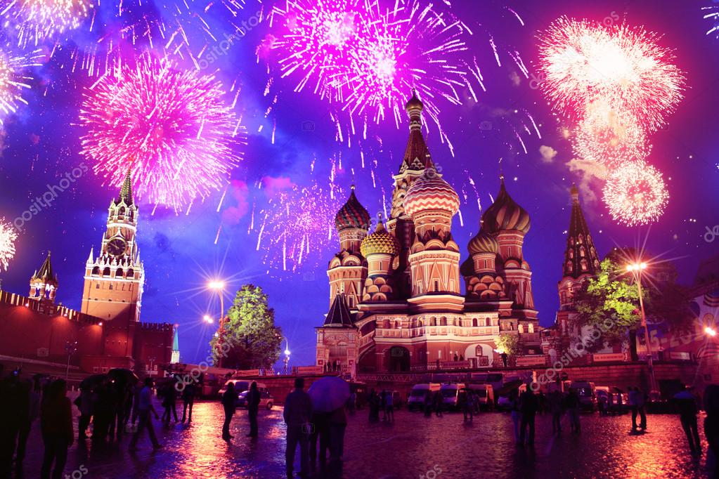 Фейерверк над храмом Василия Блаженного
