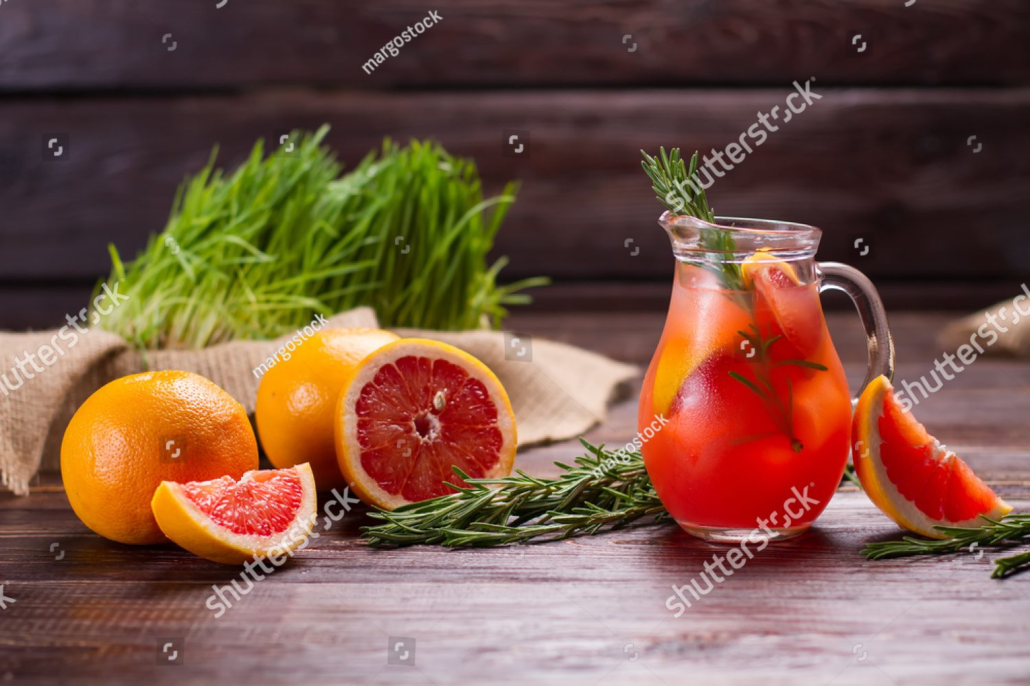 Сок из красных апельсин