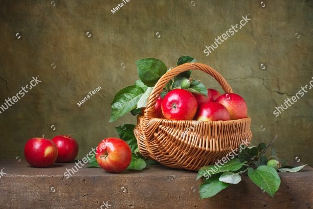 корзинка с красными яблочками 