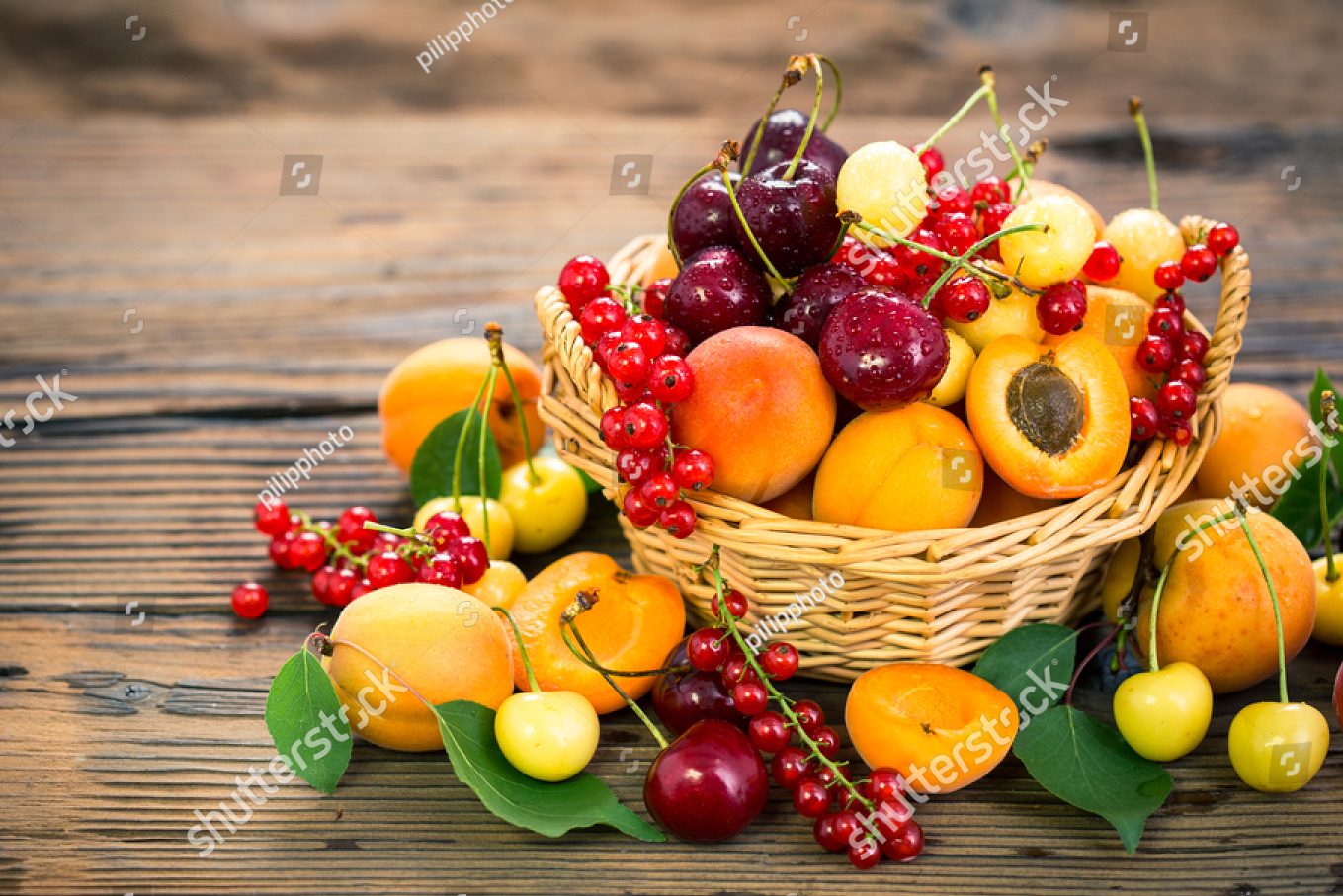 Фрукты в корзине 