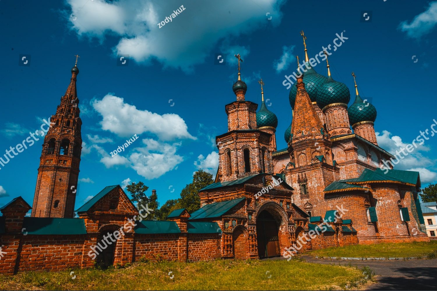 старинная церковь в великом новгороде