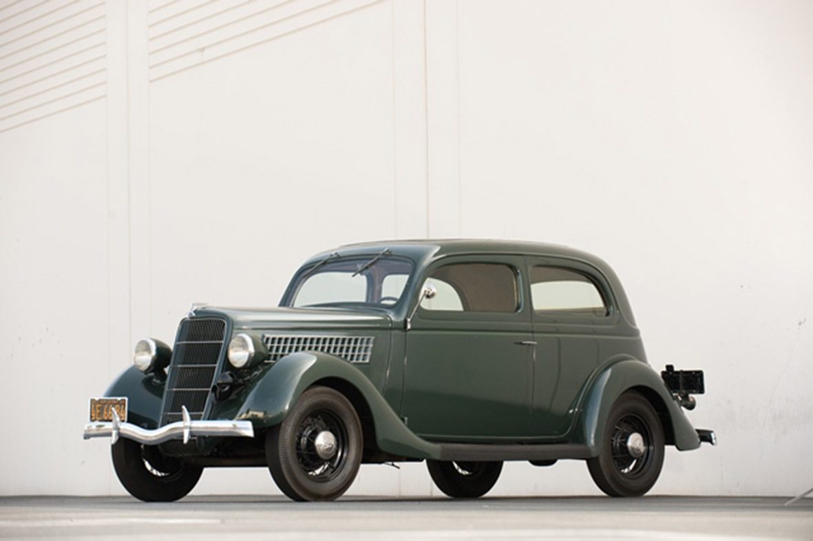 1935 Ford Standard Tudor Sedan_01