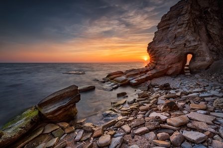 Пещера в скале на берегу моря
