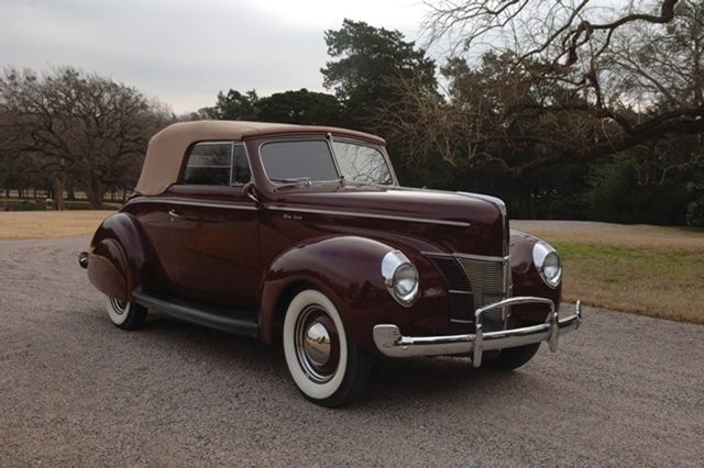 1940 Ford Deluxe Convertible Coupe_01