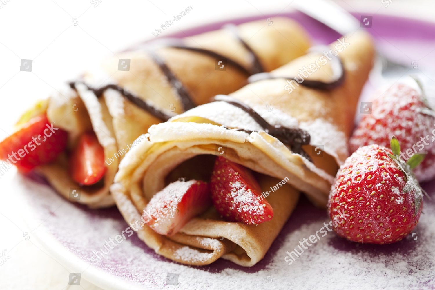 Блины с клубникой