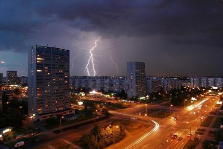  молния над ночным городом