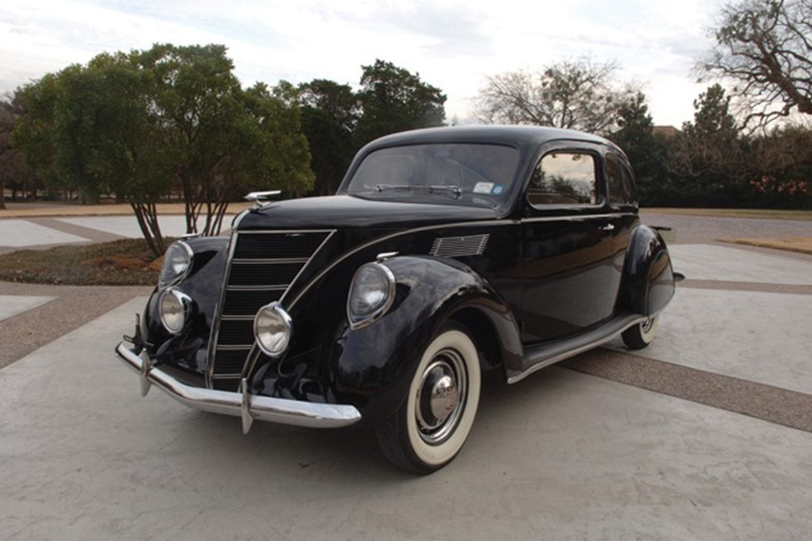 1937 Lincoln Zephyr 2-Door Sedan_01