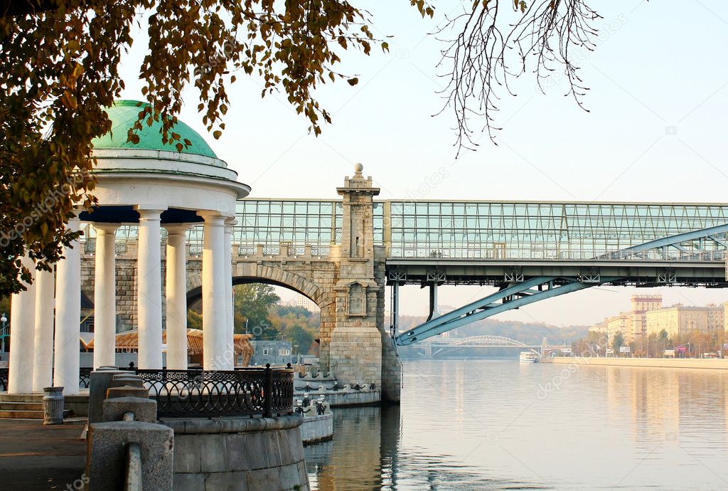 Набережная Москвы осенью