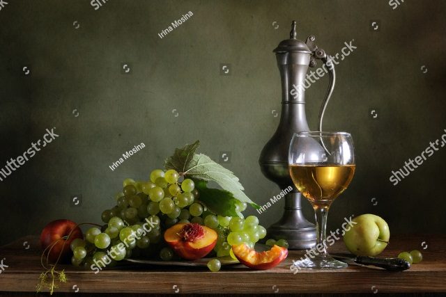 бокал вина и фрукты 