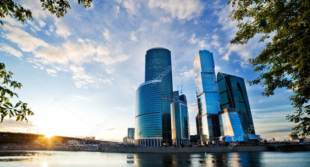 Канал с небоскребами в сторону