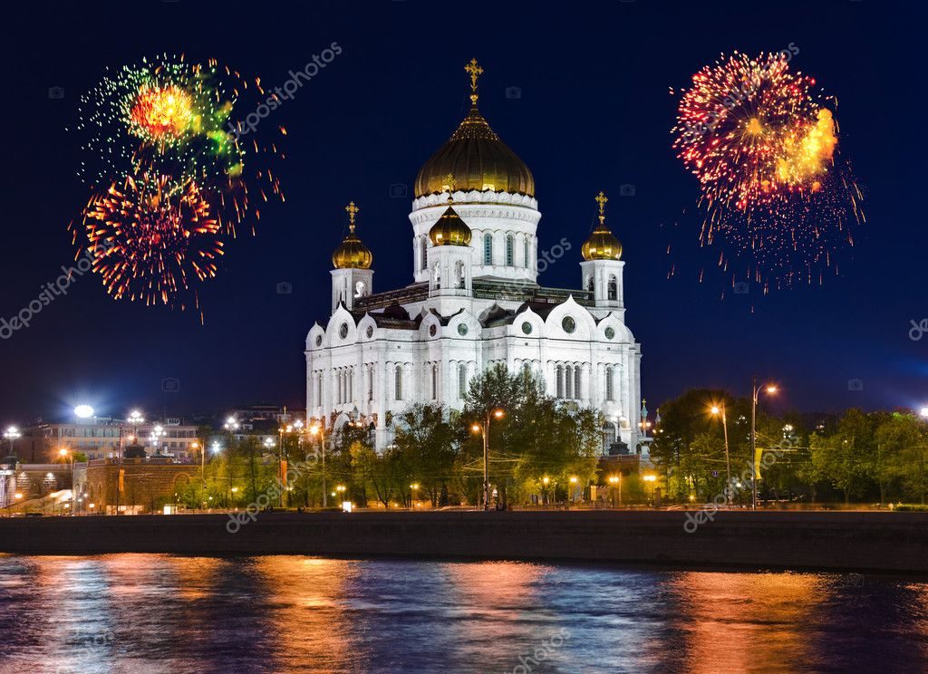 Фейерверк над храмом Христа Спасителя в Москве