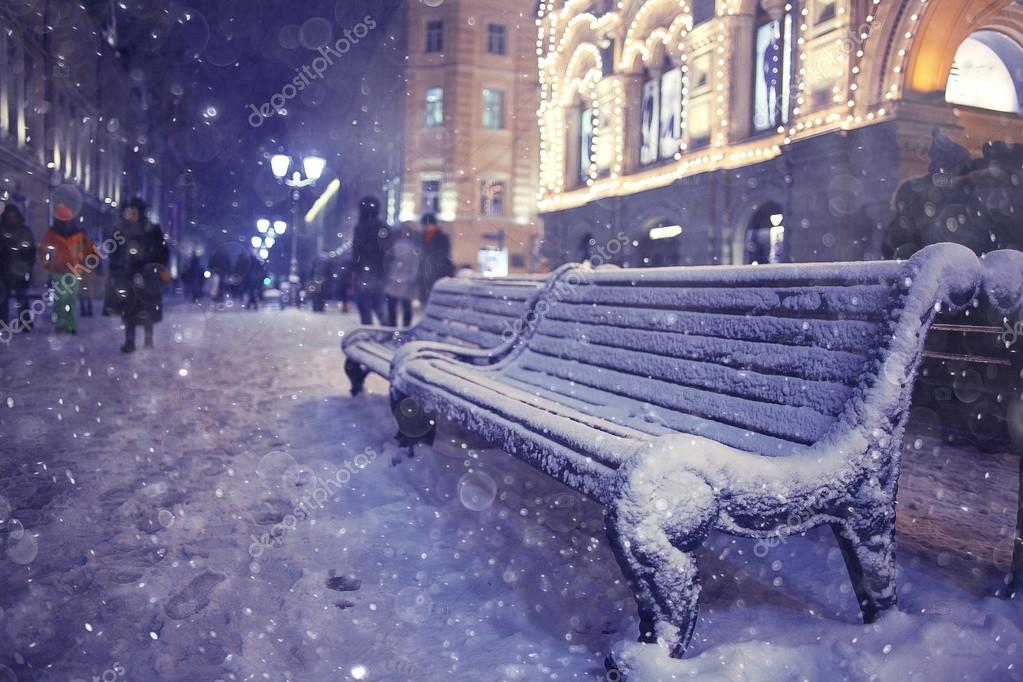 скамейка в снегу 
