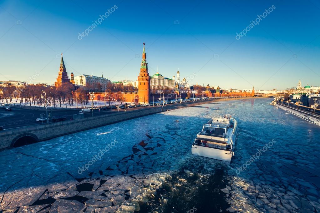 Москва кремль зимой в облачную погоду на закате