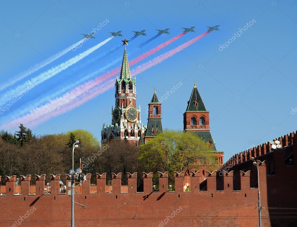 Российские военные самолеты летят в строю над Красной площадью