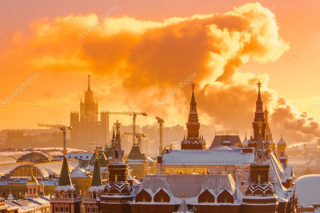 Восход солнца на Красной площади Московского Кремля