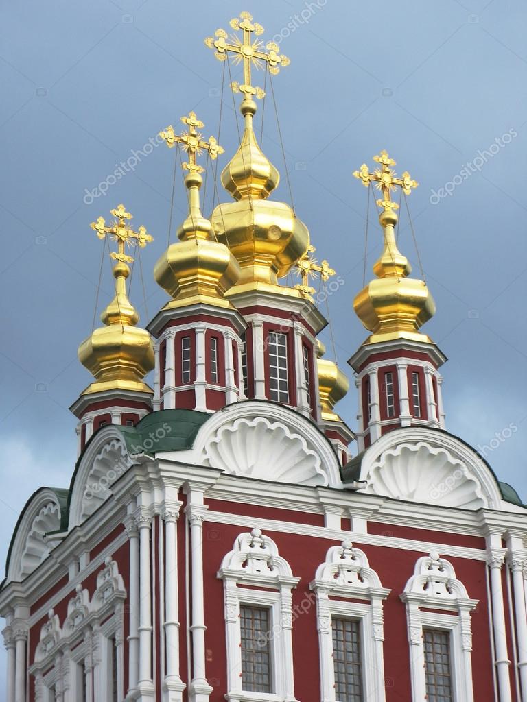 Золотые купола Новодевичьего монастыря в Москве