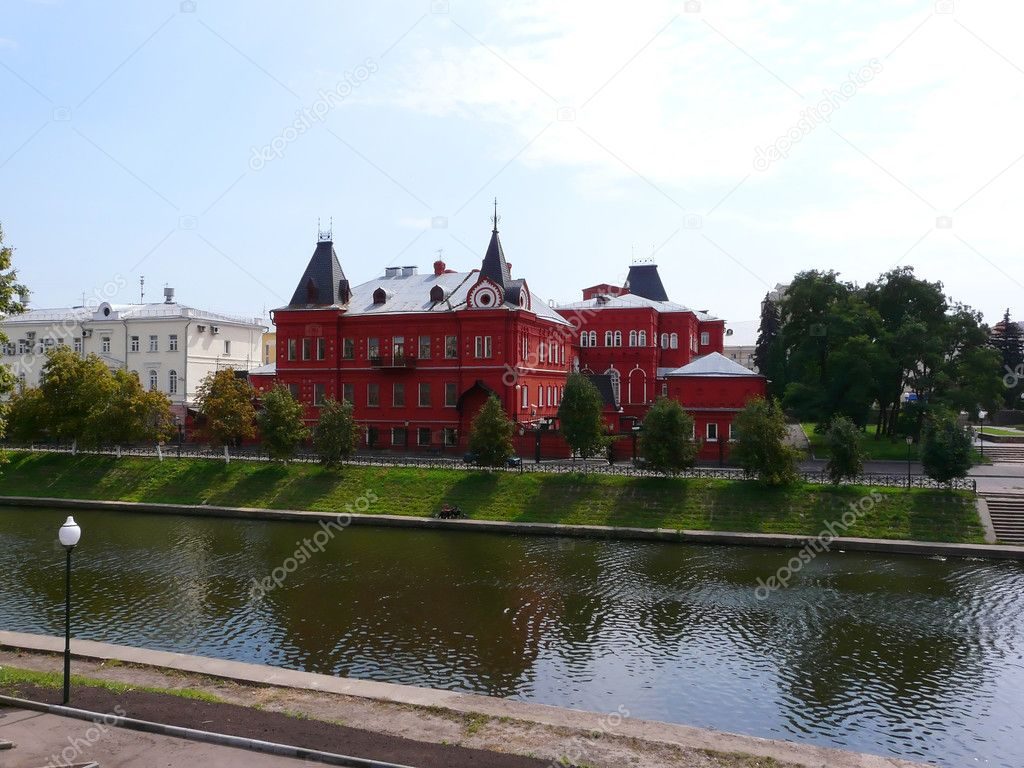 Древний замок у реки