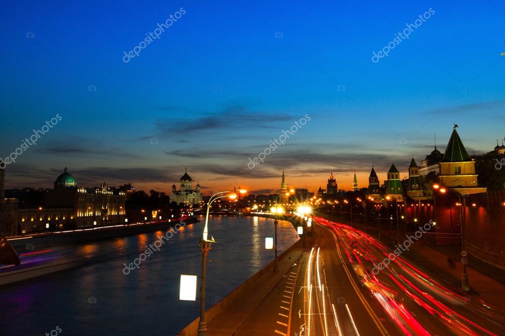 Набережная Москвы возле Кремля 