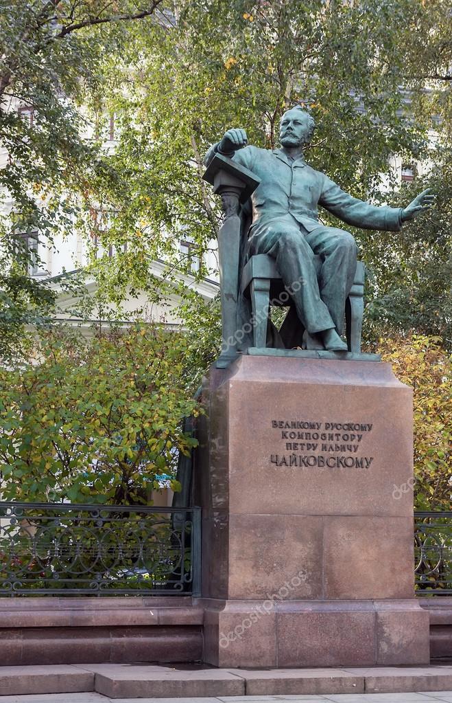 памятник Чайковскому в парке