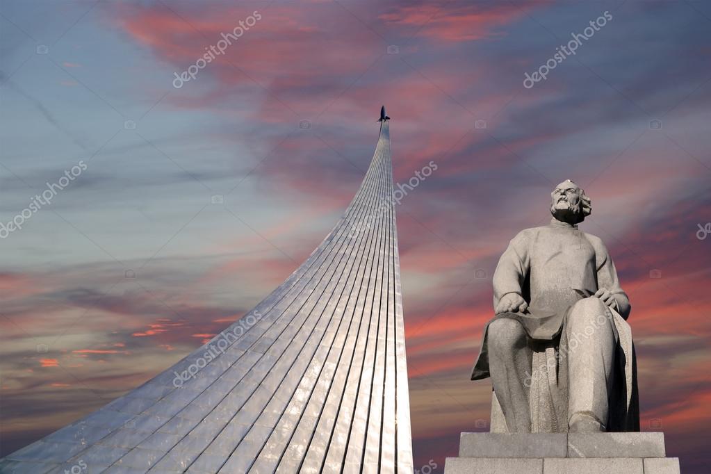 Памятник "Покорители космоса" в парке 