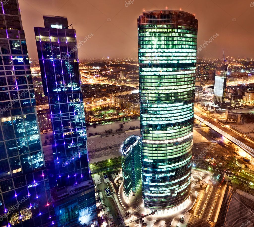 Вид на небоскреб "Москва-Сити" в вечерних огнях