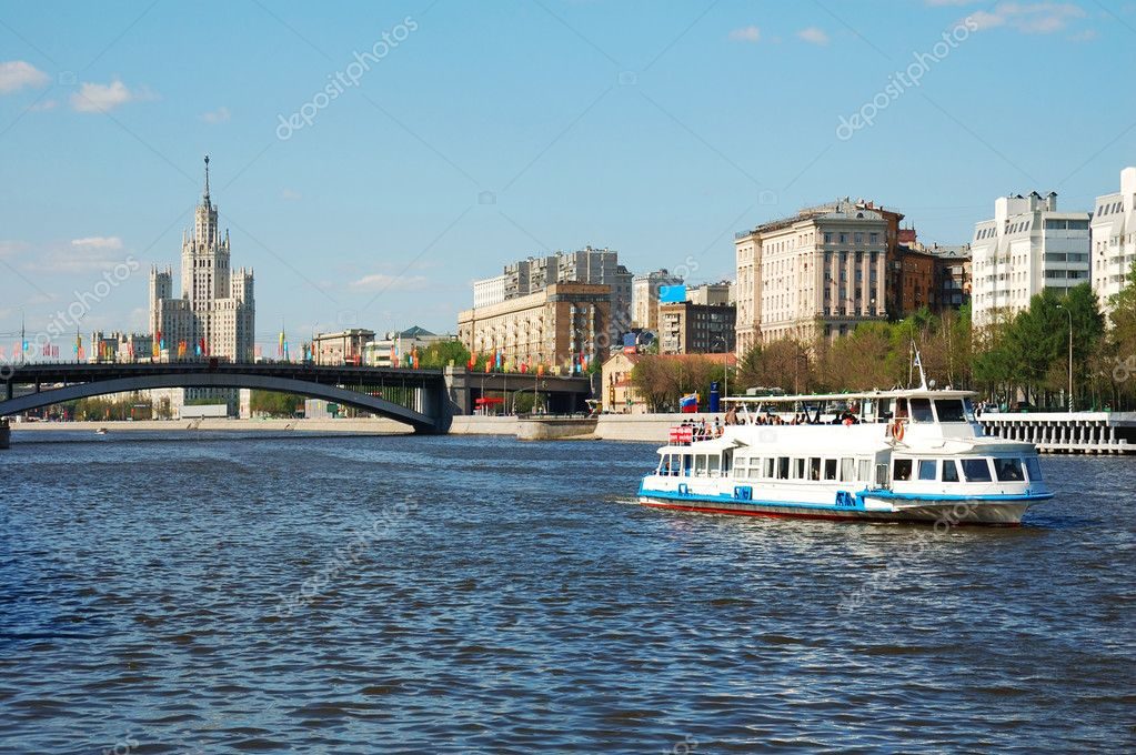 Круизный лайнер по реке Москва