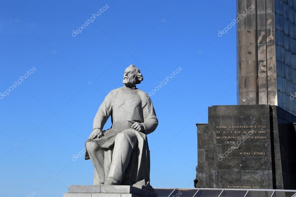 памятник покорителям