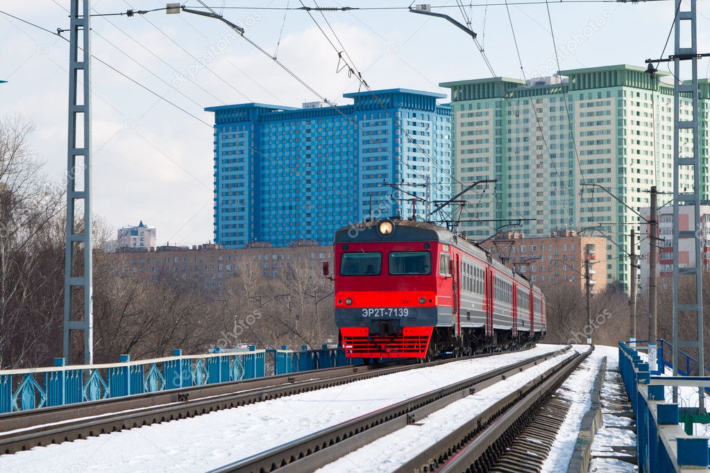 Местный поезд на снежных путях в Москве