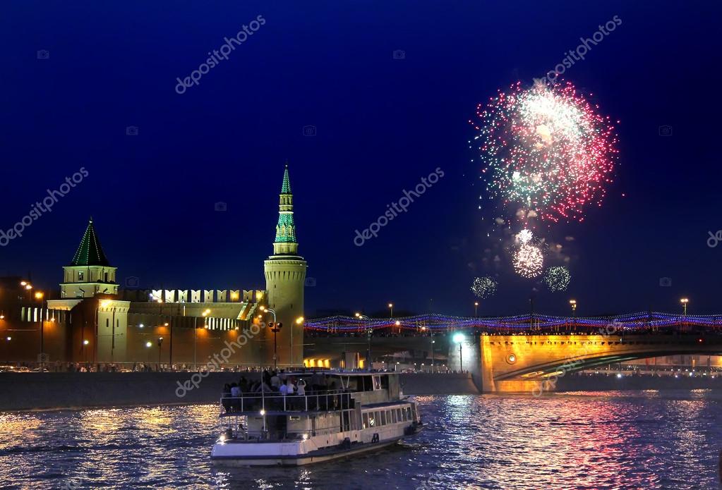 Фейерверк над центром города