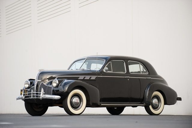 1940 Pontiac Torpedo Eight Touring Sedan_01