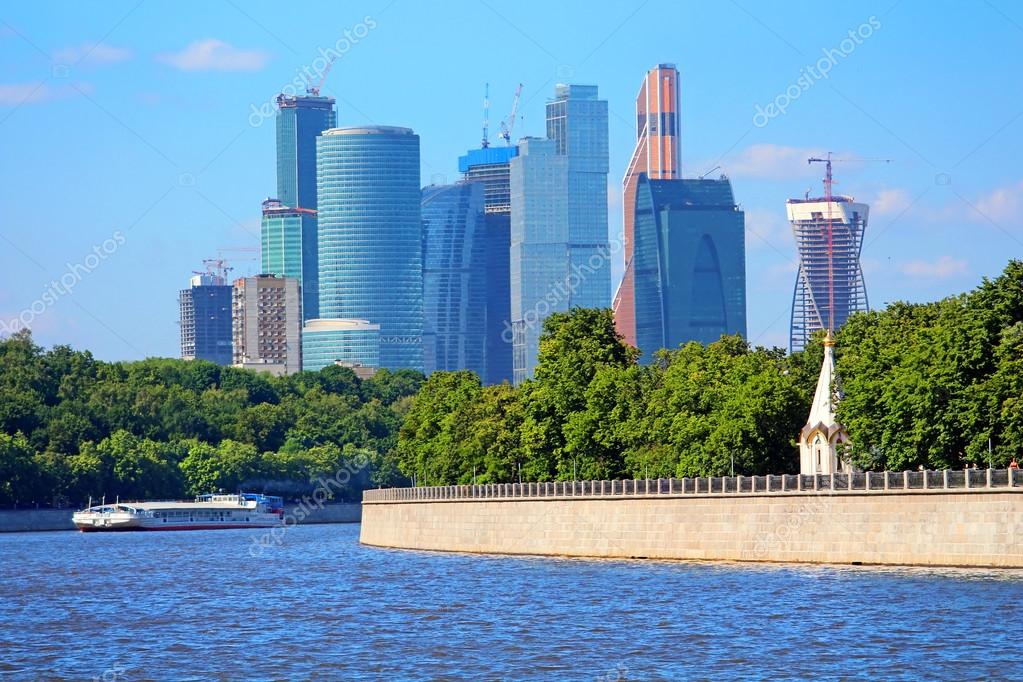 Вид на новые здания "Москва-Сити" летом