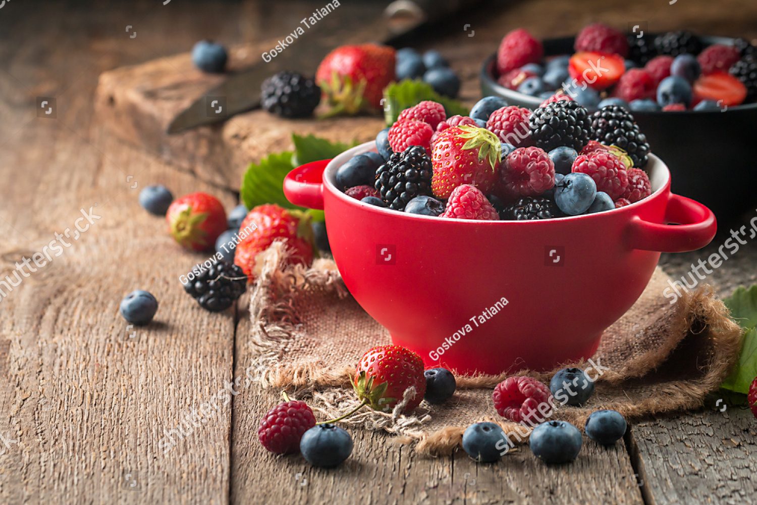 Миска с ягодами