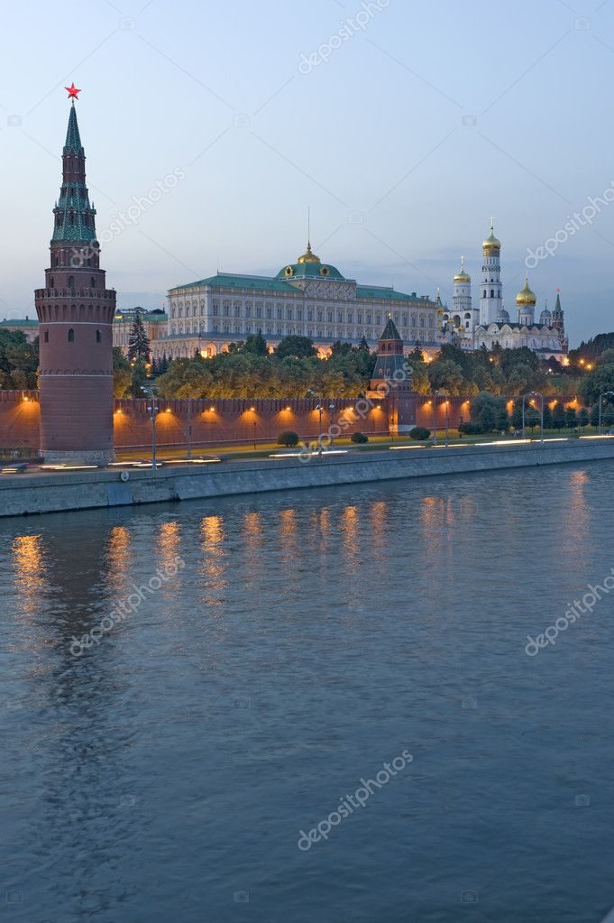 Московский Кремль над рекой