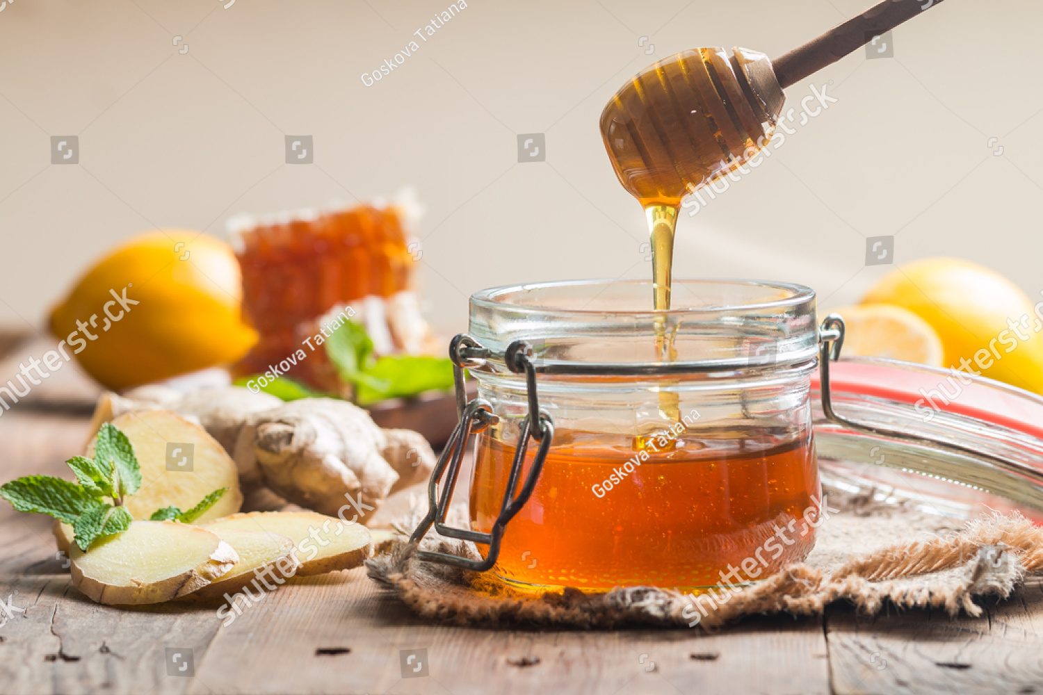 Мед в деревянной банке