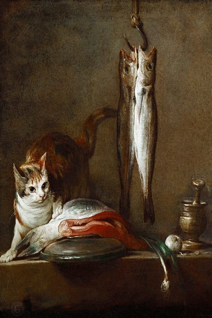 Кошка с куском лосося, две макрели, ступка и пестик