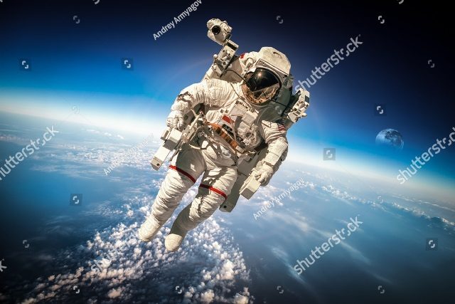 космонавт в открытом космосе 3