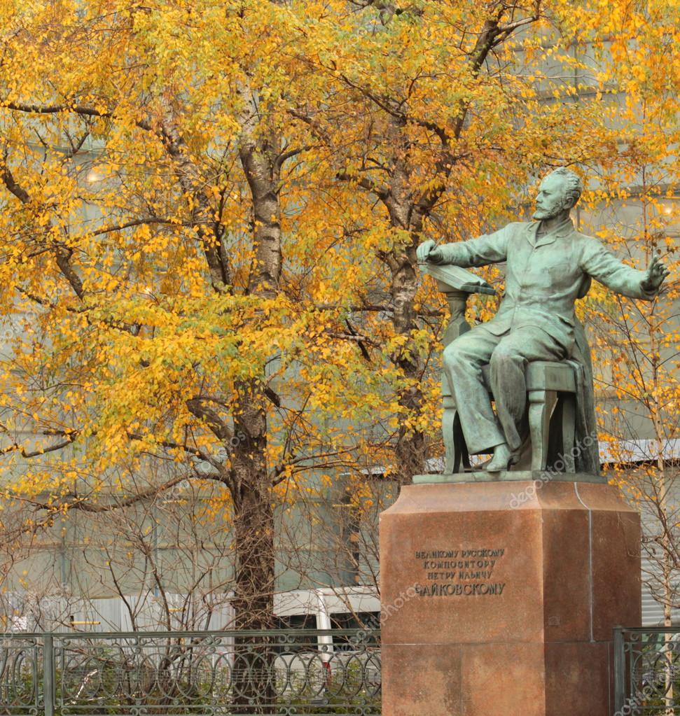 памятник Чайковскому в парке