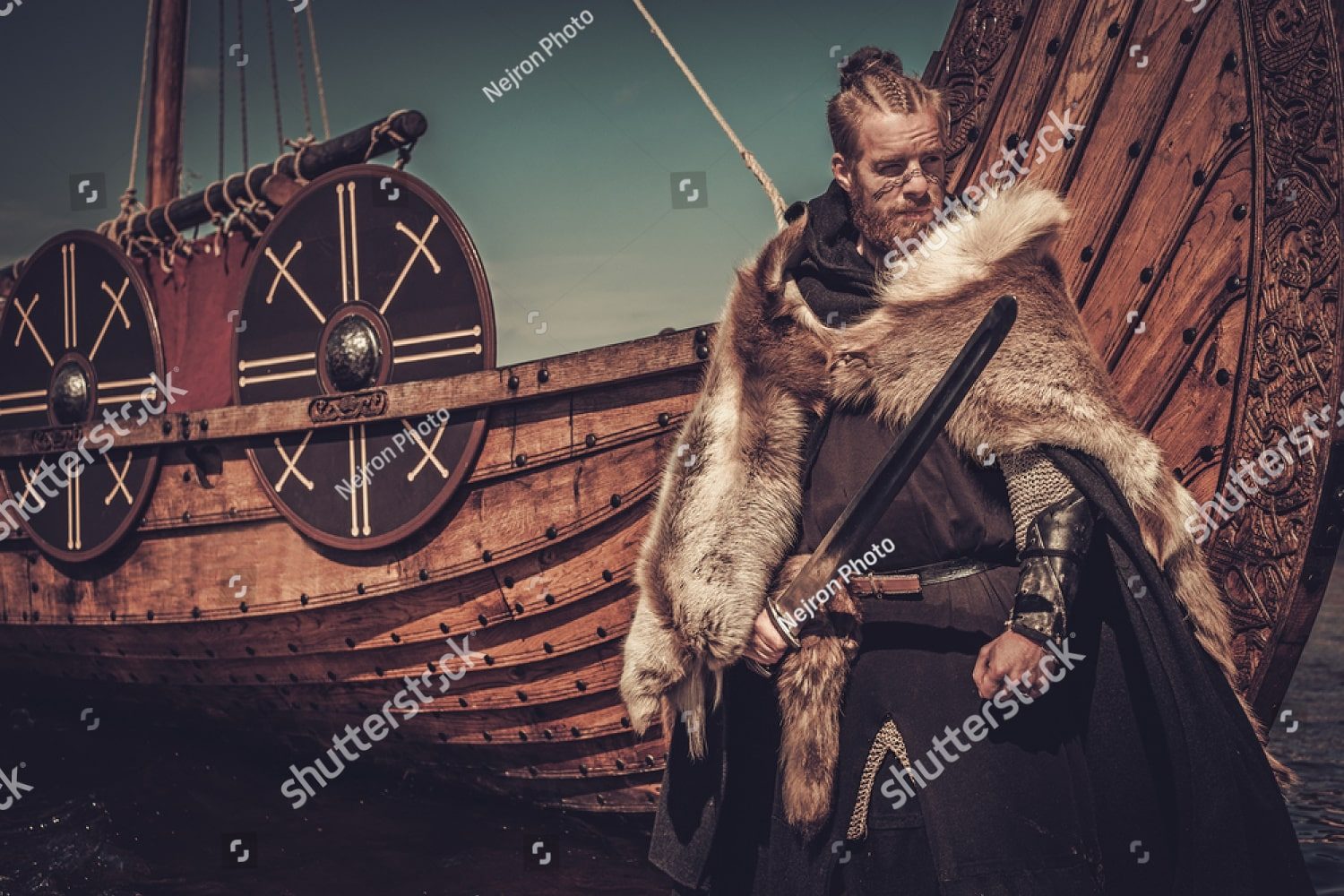 викинг у ладьи