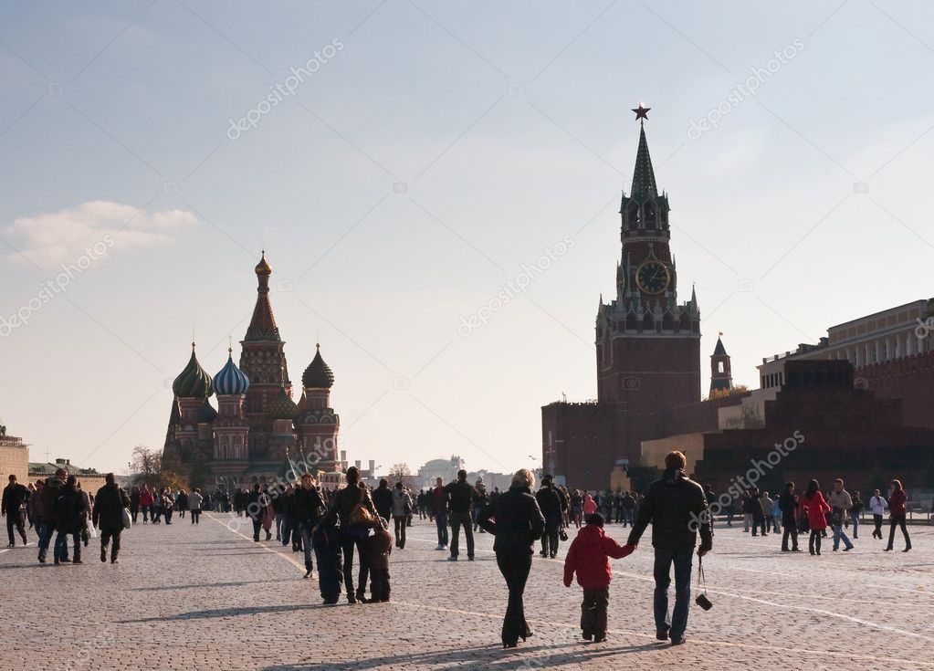 люди гуляют по городской площади