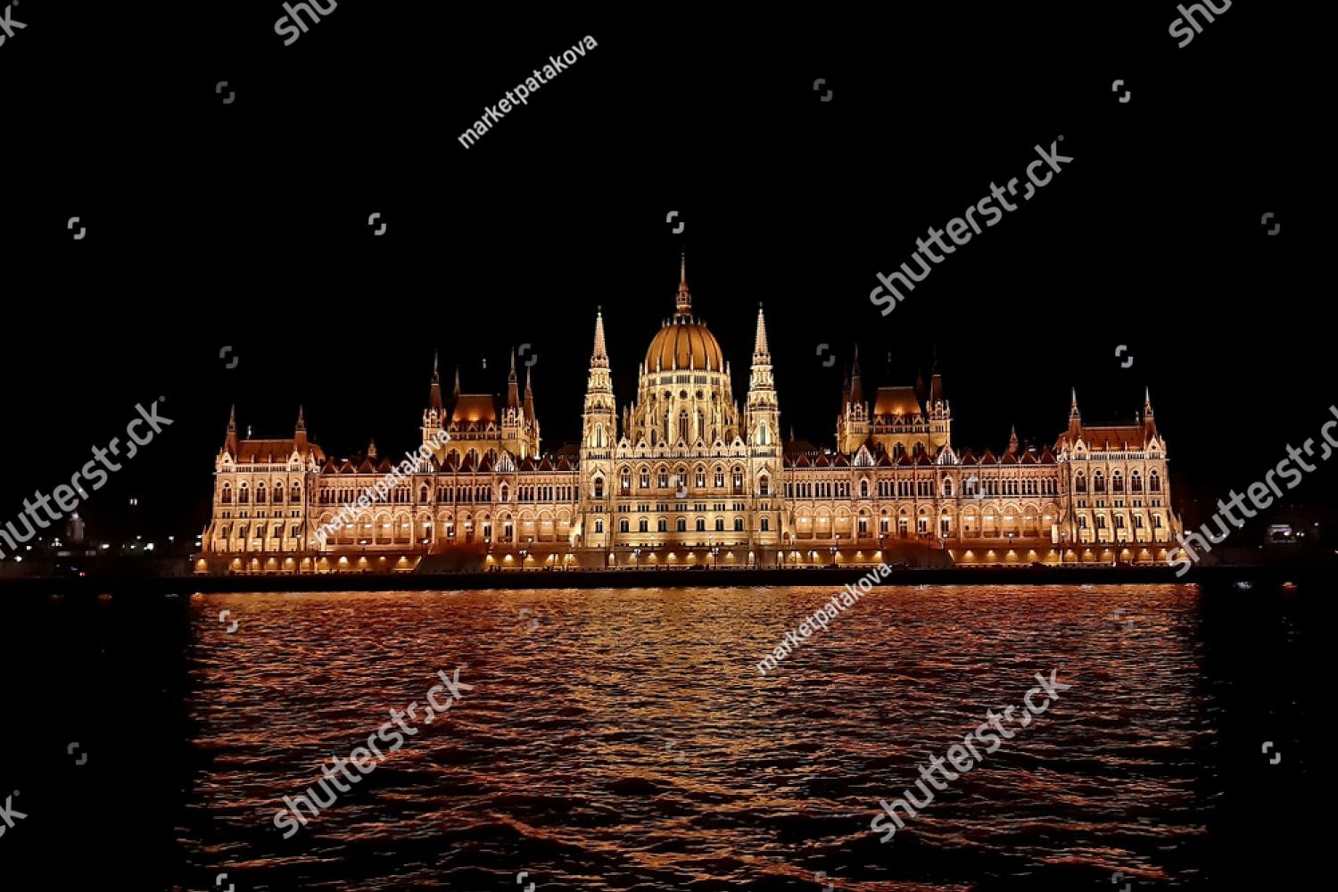 Здание венгерского парламента ночью