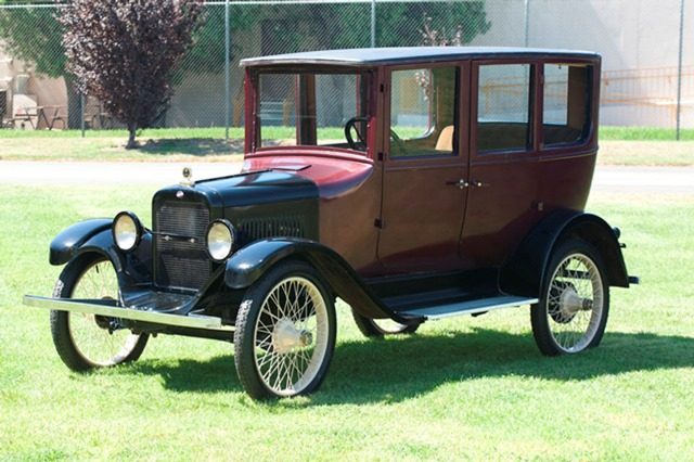 1922 Overland Model 4 Sedan_01
