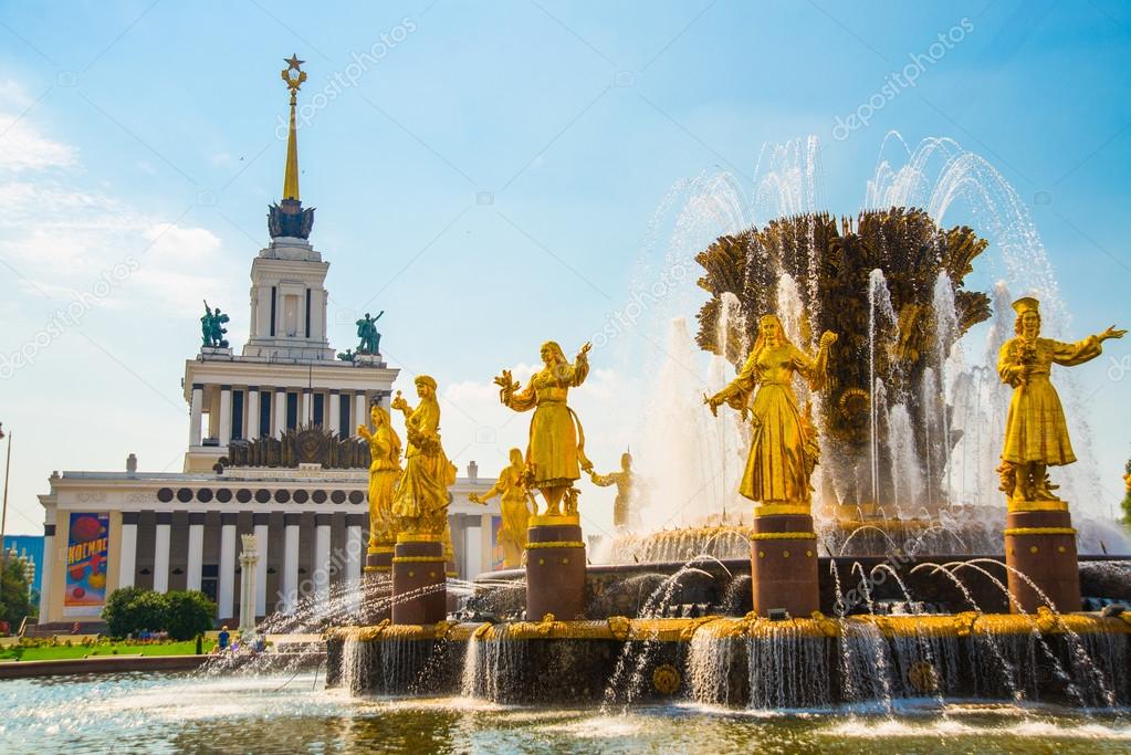 у фонтана