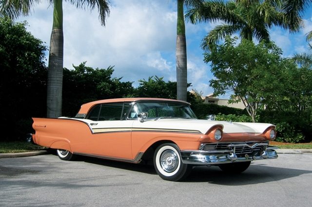 1957 Ford Fairlane 500 Skyliner_01