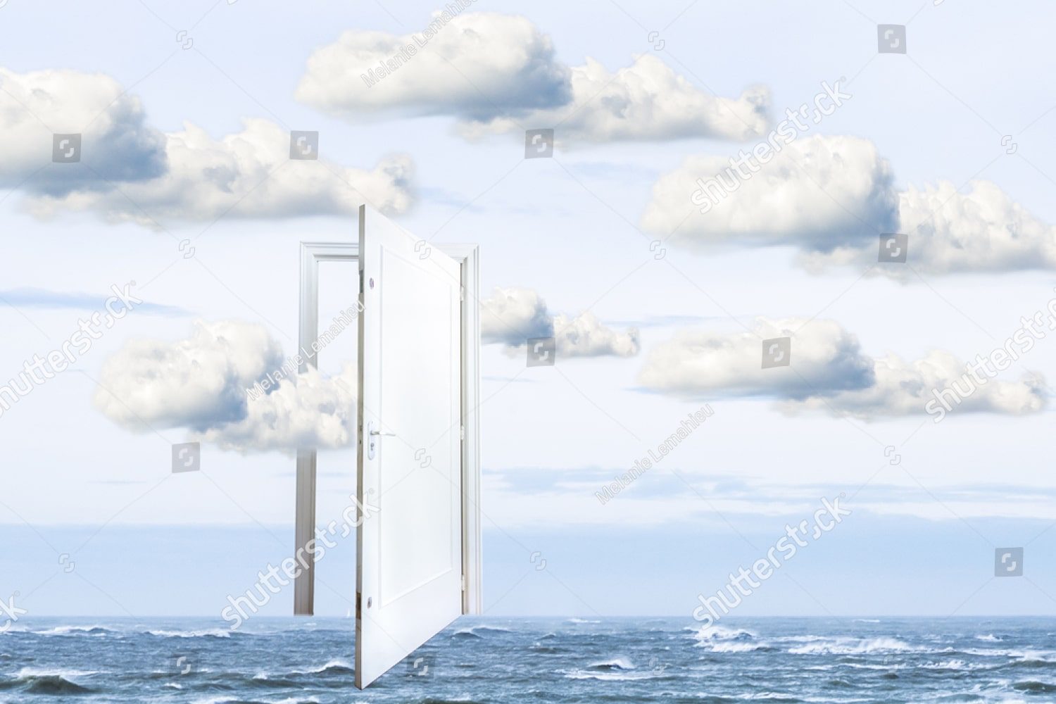 Открытая дверь