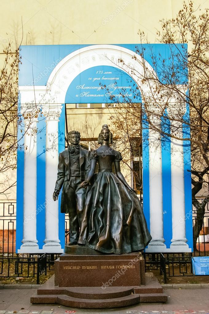 Памятник знаменитому поэту Пушкину с женой