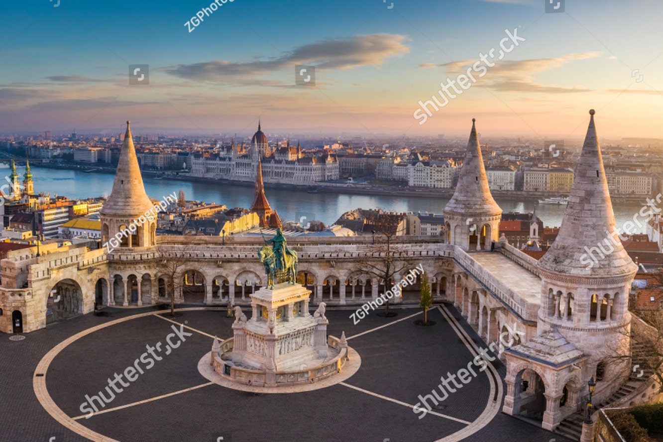 площадь и статуя