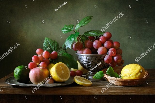 ваза и блюдце с фруктами 