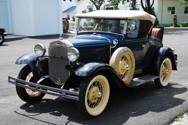 1930 Ford Model A Deluxe Roadster_01