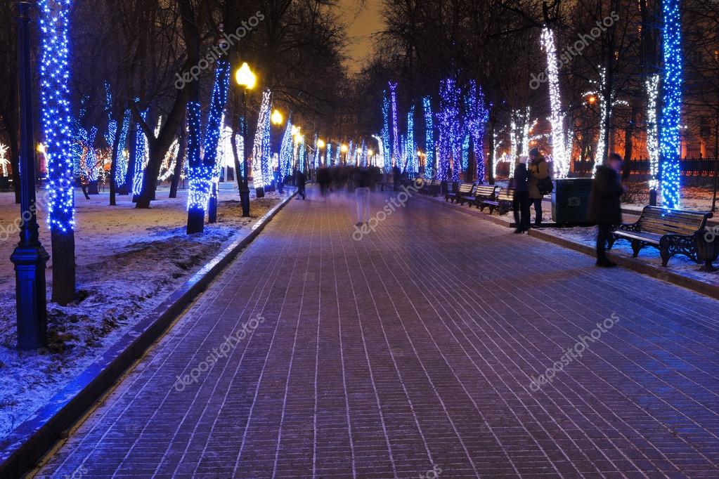 освещенная улица
