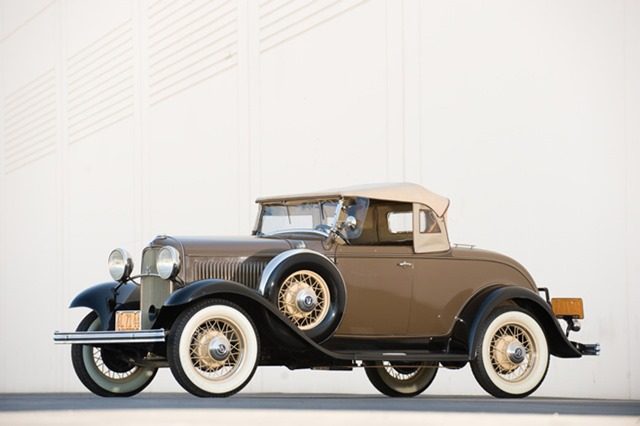 1932 Ford V8 Deluxe Roadster_01